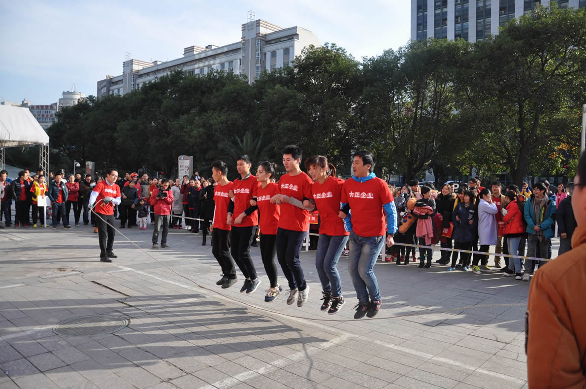 今年会企业蝉联长江国际“招行杯”跳长绳比赛冠军